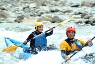  La Vallée des Gaves a lo largo del agua 